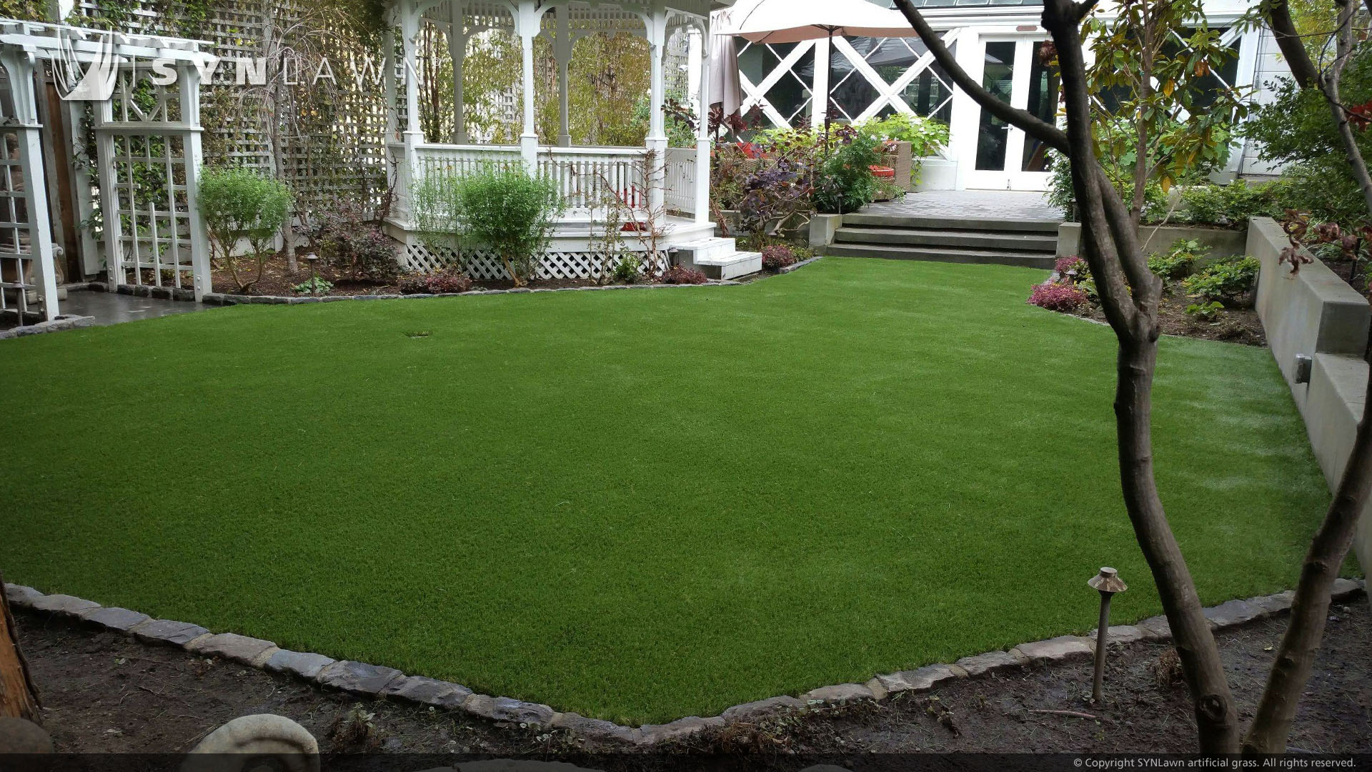 artificial-grass-residential-backyard-gazeebo-trellis-garden Artificial grass backyard with Gazebo