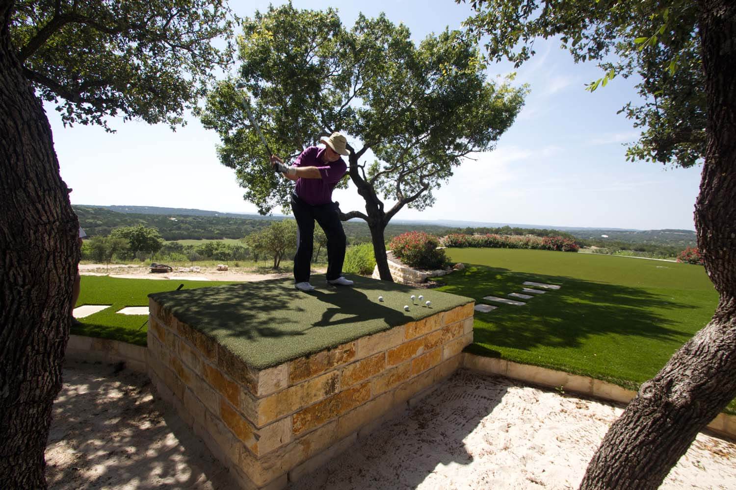 Golfer using SYNLawn artificial grass to tee off