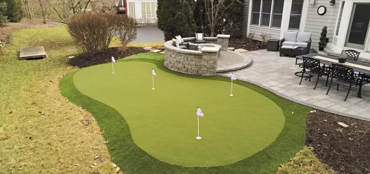 synlawn-ar-backyard-golf-green-4 Artificial grass golf green from SYNLawn
